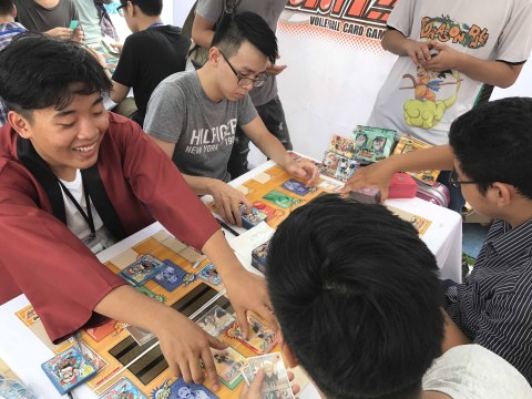 2017年9月在越南河內舉行的2017年書展上的“HAIKYU!!VOLLEYBALL CARD GAME!!”教學活動一瞥（照片：美國商業資訊） 
