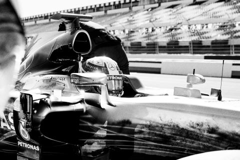 TOMMY HILFIGER標誌出現在Mercedes-AMG Petronas Motorsport車隊賽車車身上。照片：Mikael Jansson。