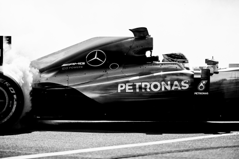 TOMMY HILFIGER标识出现在梅赛德斯AMG马石油车队赛车车身上。照片：Mikael Jansson。