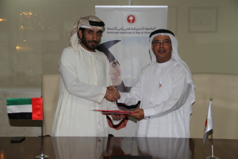 哈伊馬角美洲大學校長Hassan Hamdan Al Alkim教授及Al Nuaimi Group執行長Rashed Abdulla Ahmed先生簽署諒解備忘錄（照片：AETOSWire）