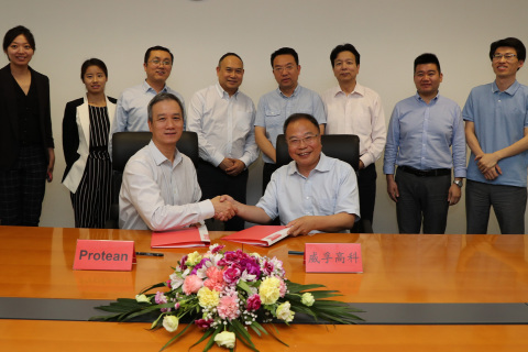 Weifu Chairman Chen Xuejun and Protean CEO Kwok-yin Chan signing the closing documents, with representatives from Oak Investment Partners, Weifu and Protean 