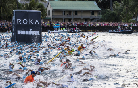 所有鐵人三項賽事均以最具激勵性的游泳比賽開場。#FindFaster #IMKona（照片：美國商業資訊）