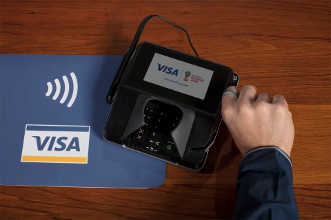 Visa是接受支付卡之所有場館的獨家支付服務提供者，以創新的支付技術為在俄羅斯觀賽的球迷提供快速、方便的無現金支付體驗。其中包括與阿爾法銀行(Alfa-Bank)合作提供以下產品：6,500枚支付戒指（每枚3000盧布）和30,000個支付手環（每個1000盧布）。戒指和手環都是支援NFC的非接觸式支付裝置，與預付卡相連結。Visa還為球迷們提供Visa紀念性非接觸式支付卡。消費者在Visa阿爾法銀行ATM或我們的線上入口網站為這些卡充值後即可開始使用。（照片：美國商業資訊） 