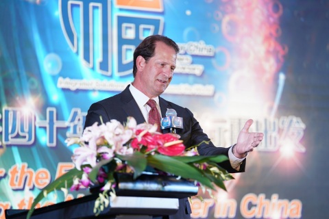 Fluor Chairman & CEO David Seaton addresses employees and suppliers at Fluor China's 40th anniversary celebration in Shanghai. (Photo: Business Wire)