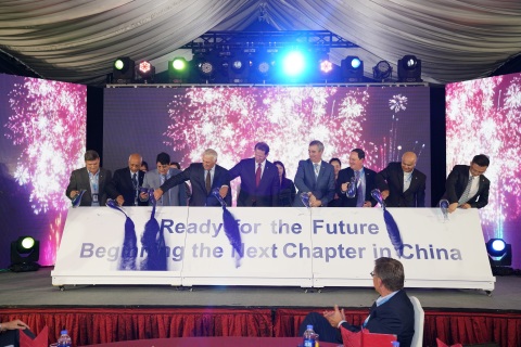 Fluor Chairman & CEO David Seaton, along with other Fluor executives, employees and suppliers, celebrates Fluor China's 40th anniversary of operations in Shanghai. (Photo: Business Wire)