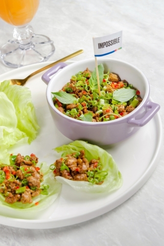 CHA BEI餐廳用Impossible植物性素肉製作的泰式生菜卷。（照片：美國商業資訊）