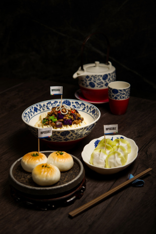 The Noodle Kitchen用创新方式以Impossible植物素肉制作三道中式传统美食：煎包(Seared Buns)、韭菜饺子(Chive Dumplings)和麻辣茄子拌面(Tossed Noodles with Spiced Eggplants)。（照片：美国商业资讯）
