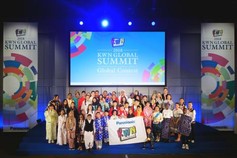 来自16个国家和地区的共54名儿童记者参加了2018年的KWN全球大赛。（照片：美国商业资讯） 
