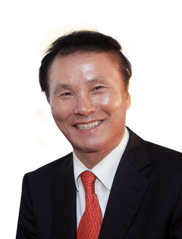 Golfzon announced that Golfzon Newdin Group Chairman Kim Young-chan was selected as the fifth most powerful person in the Asian golf industry by Golf Inc., a prestigious US golf industry magazine, in its November-December 2018 issue. Chairman Kim also won double crown from the Asia Pacific Golf Group: the 2018 Asia Pacific Hall of Fame Award and the most powerful person of 2018 in Asian golf. (Photo: Business Wire)