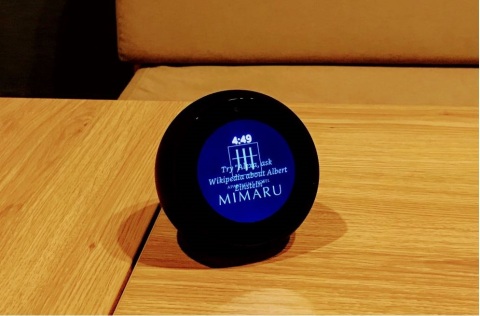 配置在APARTMENT HOTEL MIMARU东京・赤坂和京都・新町三条的智能音箱。配合多语聊天机器人，采用多种语言应对来自不同国家访客的咨询 (照片：美国商业资讯)