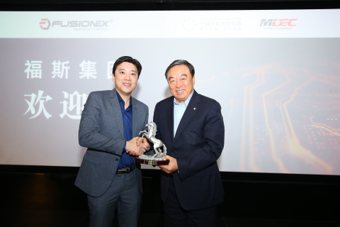 Fusionex International創始人兼集團行政總裁拿督斯里鄭凱文（左）向中國企業家俱樂部(CEC)理事長馬蔚華贈送禮物以示感謝（照片：美國商業資訊）