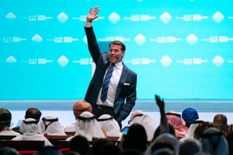 企业家、人生导师、慈善家Tony Robbins在迪拜世界政府峰会上宣布与阿联酋领导层开展养活10亿人的人道主义项目。（照片：AETOSWire）