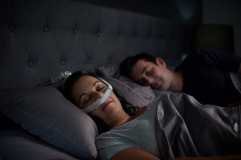 睡眠中佩戴AirFit P30i鼻枕式上翘管CPAP面罩的女士(照片:美国商业资讯)