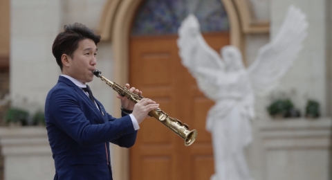 Under the Chang'an Pagoda in Xi'an Chanba Ecological District, Liu Lei, a young Saxophone performer from Xi'an who once stayed in France for long, played the Jasmine with his orchestra by perfectly combining Chinese and western musical elements. (Photo: Business Wire) 