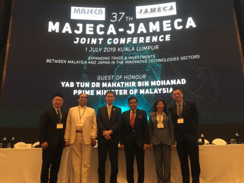 最左：NIPPON Platform執行長Jun Takagi；左二：馬來西亞國家資訊與通訊協會(PIKOM)主席Ganesh Bangah先生；左三：日本-馬來西亞經濟協會(JAMECA)秘書長Kazuto Sasaki先生；左四：馬來西亞-日本經濟協會(MAJECA)副總裁YBhg Datuk Seri Mohamed Iqbal先生；左五：馬來西亞數位經濟公司(MDEC)營運長黃婉冰拿督(Dato’ Ng Wan Peng)女士；最右：Hitachi Sunway Information Systems Sdn Bhd集團執行長/董事Cheah Kok Hoong先生（照片：美國商業資訊）