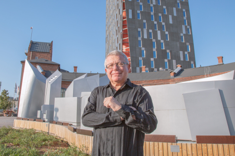 Daniel Libeskind and the model of Tampere Deck and Arena. (Photo: Business Wire)