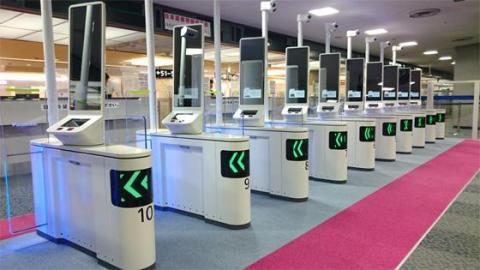 位於成田機場第一航廈（南翼）入境檢查區的松下自動臉部辨識門（照片：美國商業資訊） 