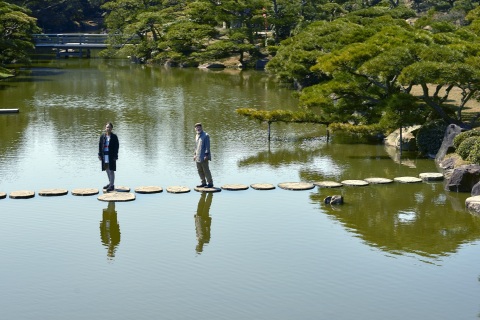 主題：日式花園(Nakazu Bansyouen)，作品：詮釋“Score of Presence - Gravity of Bird”（照片：美國商業資訊）