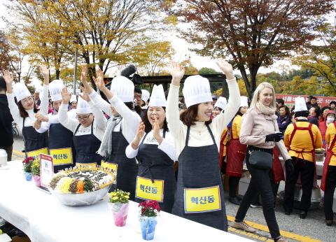 Jeonju city hosts the 2019 Jeonju Bibimbap Festival, a fiesta of traditional Korean taste and charm. Under the slogan of “Mixing excitingly! Enjoying deliciously!” the festival will be held around Jeonju from October 9 to 12. A UNESCO Creative City of Gastronomy, Jeonju is a city that boasts a well-preserved traditional Korean culture and a lot of tourist attractions. Bibimbap is white rice mixed with all sorts of vegetables, minced beef and hot pepper paste. Jeonju Bibimbap is the most popular Bibimbap both in and out of the country. Bibimbap cooking contest winners of last year. (Photo: Business Wire)