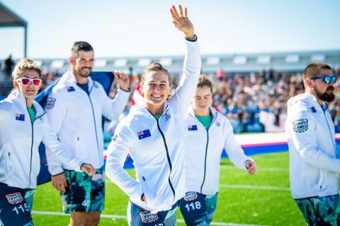 三度榮獲「地表最強女性健身達人」頭銜、2019年澳洲全國冠軍Tia-Clair Toomey在CrossFit Games開幕式上和她的隊友一起出場並向觀眾揮手致意。（照片：Michael Valentin /美國商業資訊）