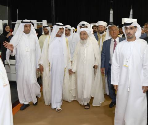 Sheikh Nahyan bin Mubarak Al Nahyan阁下在WTS组委会主席Dawood Al Shezawi（右）、阿联酋Fatwa Council主席Sheikh Abdulla bin Bayyah阁下和鞑靼斯坦共和国总统Rustem Nurgalevich Menekhanov阁下（左）的陪同下参观WTS配套展。（照片：AETOSWire）