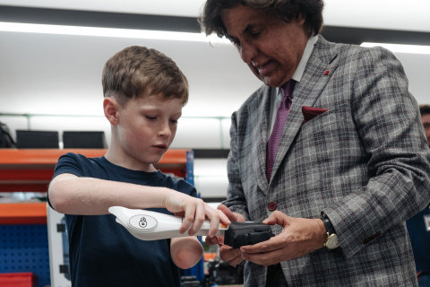 10歲的Jacob Pickering和Tej Kohli基金會共同創辦人Tej Kohli一起檢查Open Bionics Hero Arm的3D列印零件（照片：美國商業資訊）