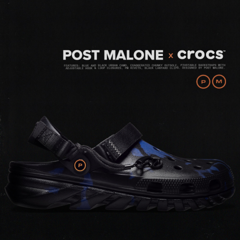 Post Malone x Crocs Duet Max Clog是一款外形新颖的洞洞鞋，以独特的蓝色和黑色城市迷彩图案贯穿，采用夸张的粗厚外底以及带有可调节扣环的可翻转后跟绑带。这是双方的第四次合作。（照片：美国商业资讯）