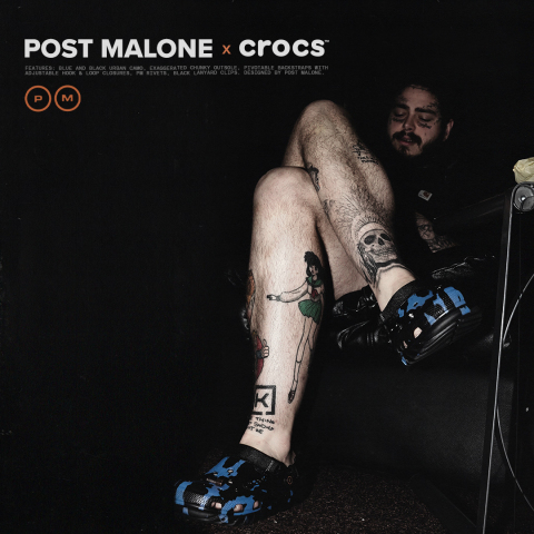 Post Malone x Crocs Duet Max Clog是一款外形新颖的洞洞鞋，以独特的蓝色和黑色城市迷彩图案贯穿，采用夸张的粗厚外底以及带有可调节扣环的可翻转后跟绑带。这是双方的第四次合作。（照片：美国商业资讯）
