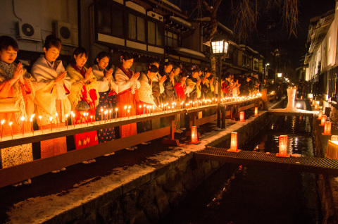 岐阜縣飛驒市〈三寺參拜『千根蠟燭』〉 (照片：美國商業資訊) 