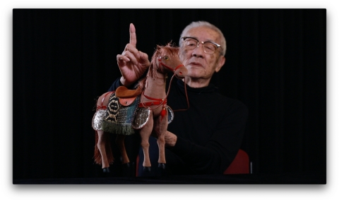 台湾布袋戏大师陈锡煌赋予木偶生命（照片：美国商业资讯）