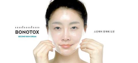 通过全球首个人工膜面膜霜的上市BONOTOX正式宣布进入中国市场。BONOTOX展望能够继日本之后，在中国市场也能成功开拓药妆品的全新领域。BONOTOX是全球首家进行开发并且商业化人工膜技术的企业。 涂抹了BONOTOX的人工膜面膜霜，所含的高浓度胜肽成分会渗透至皮肤，从而有助于促进皮肤再生，延迟衰老。特别是该面膜霜使用的是人工膜技术，因此有助于维持皮肤的最佳状态。(照片：美国商业资讯) 

