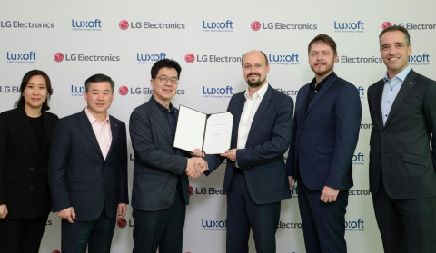 LG電子和Luxoft在2020年1月7日舉行的合資協議簽署儀式,(左起)Heewon Choi(LG電子軟體業務專案管理部門副總裁),Jonggyu Kim(Zenith總裁兼LG電子資深副總裁),I.P. Park(LG電子科技長)(右起)Markus Kissendorfer(Luxoft汽車銷售資深副總裁),Vildan Hasanbegovic(Luxoft汽車合作部總監),Mikhail Bykov(Luxoft汽車解決方案資深副總裁)(照片:美國商業資訊)