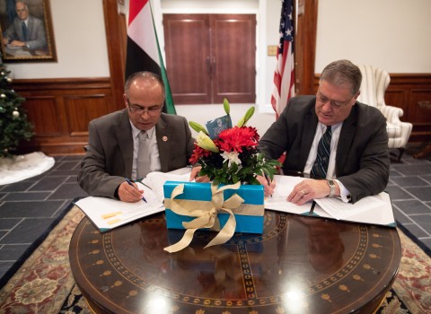 AURAK President, Professor Hassan Hamdan Al Alkim, signs the deal with his Coastal Carolina University counterpart Professor David A. DeCenzo