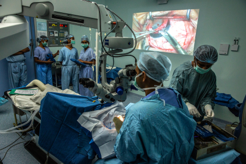 Tej Kohli角膜研究所的医生开展传统的角膜移植手术（照片：美国商业资讯）