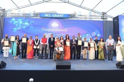 板球傳奇Kapil Dev向2020年HCL Grant的得獎組織表示祝賀。HCL重要嘉賓（由左至右）——HCL Technologies副董事長、公司CSR委員會主席Roshni Nadar Malhotra女士；創辦人兼董事長Shiv Nadar先生；Kapil Dev；HCL Technologies財務長Prateek Aggarwal先生；以及HCL基金會總監Nidhi Pundhir女士（照片：美國商業資訊）
