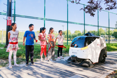 智行者计划在中国将数千辆配备Velodyne Puck™传感器的无人驾驶电动清扫车投入商业运营。（照片：智行者）