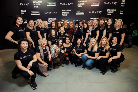 Mary Kay Ukraine Makeup Artist Martelle and fashion designer Volodymyr Demchynkskyi of Dastish Fantastish with Mary Kay beauty experts (Photo: Mary Kay)
