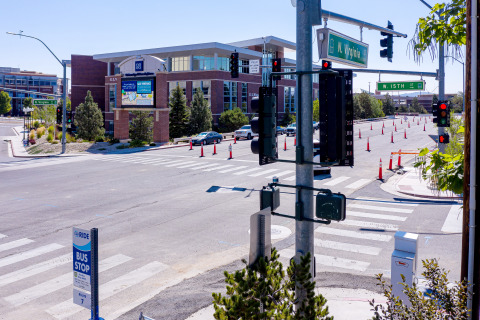 內華達大學雷諾分校的內華達應用研究中心已在內華達州雷諾市的道路標誌和十字路口處安裝了Velodyne的雷射雷達感測器，以幫助改善交通分析、交通堵塞管理和行人安全。（照片：Velodyne Lidar, Inc.）