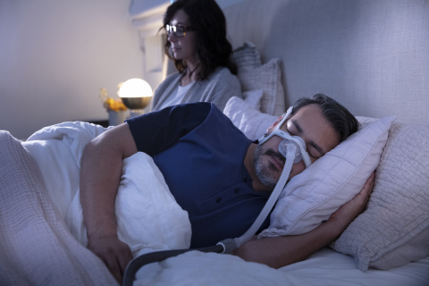 瑞思迈AirTouch N20鼻罩CPAP,睡眠中的伴侣,侧视图(照片:美国商业资讯)