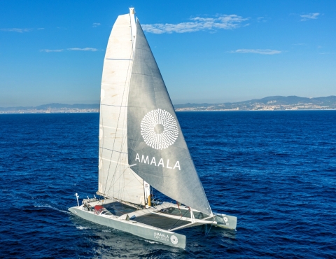 33米（110英尺）的AMAALA Explorer在海上航行，在为期两周的OceanoScientific考察中研究河水污染物（照片：AETOSWire）