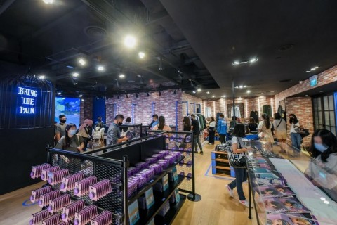 BTS POP-UP新加坡展示廳。新加坡展示廳將每週推出新品。去年在韓國、日本、墨西哥開設線下快閃店的Big Hit IP今年擴大其全球業務範圍。(照片:美國商業資訊)
