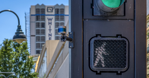 内华达大学里诺分校的内华达州应用研究中心已将Velodyne的激光雷达传感器应用于道口标志和十字路口，以帮助改善交通分析、拥堵管理和行人安全。（照片：Velodyne Lidar, Inc.）