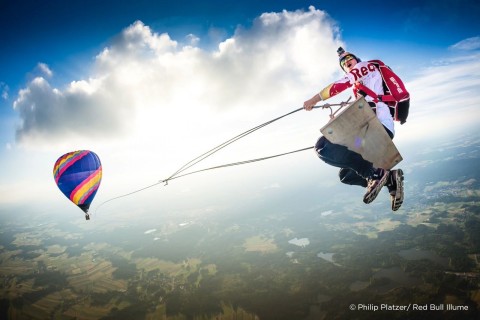 奥地利摄影师Philip Platzer为参加Megaswing项目的红牛跳伞队友Marco Fürst抓拍到这张完美的空中照片。（照片：Philip Platzer/红牛Illume） 