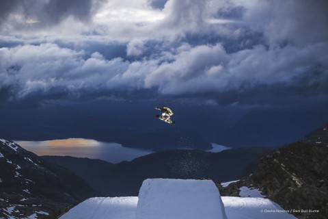 2019年Best of Instagram类别半决赛入围者Dasha Nosova（16岁）在挪威抓拍了这张单板滑雪运动员照片。（照片：Dasha Nosova/红牛Illume） 