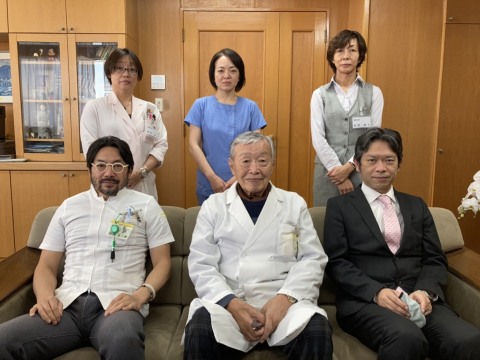 江戶川醫院團隊實現一項新的創舉，即透過組織工程將受累於骨關節炎的膝軟骨組織進行再生，使其成為臨床上值得移植的富含玻尿酸的軟骨細胞，以表達軟骨生成素。前排（左起）：Shojiro Katoh博士（院長）、Masahiro Katoh博士（理事長）、Ryuzaburo Katoh先生（主任）；後排（左起）：團隊其他成員：Takako Fujisaki女士、Ayumi Mitsuhashi女士和Junko Tomioka女士。（照片：美國商業資訊） 