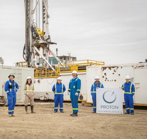 Proton Technologies Canada團隊成員在全球首座氫氣井前合影。（照片：美國商業資訊）