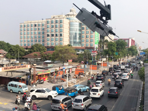 监测印度尼西亚道路交通状况的传感器单元（图像中央）(照片：美国商业资讯) 