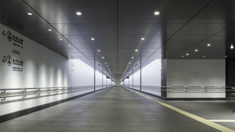 连接地铁站与Toranomon Hills Business Tower的地下人行道 （照片：美国商业资讯） 