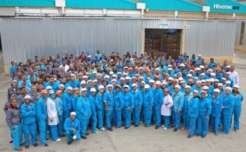 海信南非亚特兰蒂斯(Atlantis)工厂的生产人员（照片：美国商业资讯）
