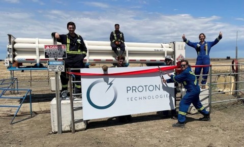 Proton Technologies Canada團隊成員在一輛新的長管拖車前合影（照片：美國商業資訊） 